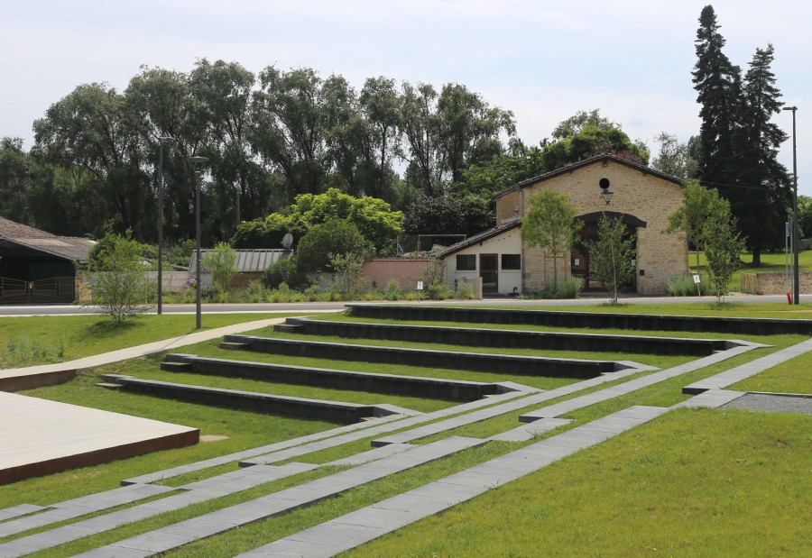 d&eacute;couvrez comment am&eacute;nager un parvis verdure pour sublimer votre entr&eacute;e, cr&eacute;er un espace accueillant et &eacute;cologique, et profiter d&rsquo;un cadre naturel en plein c&oelig;ur de la ville ou de votre maison.