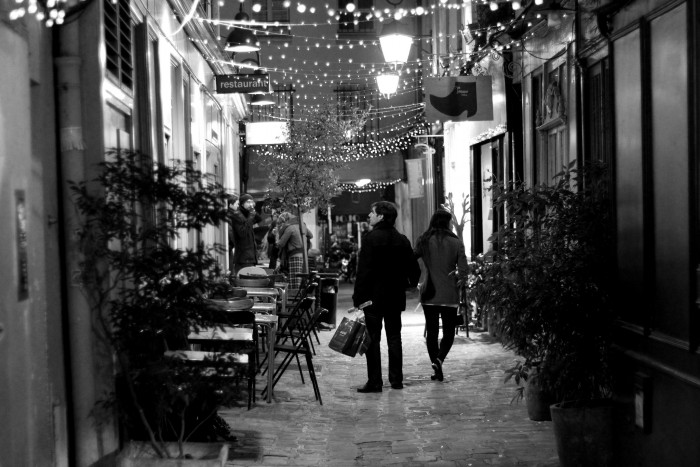 d&eacute;couvrez la r&eacute;ouverture du passage moli&egrave;re &agrave; paris : un lieu culturel embl&eacute;matique r&eacute;nov&eacute;, m&ecirc;lant boutiques, galeries et &eacute;v&eacute;nements artistiques au c&oelig;ur du marais.