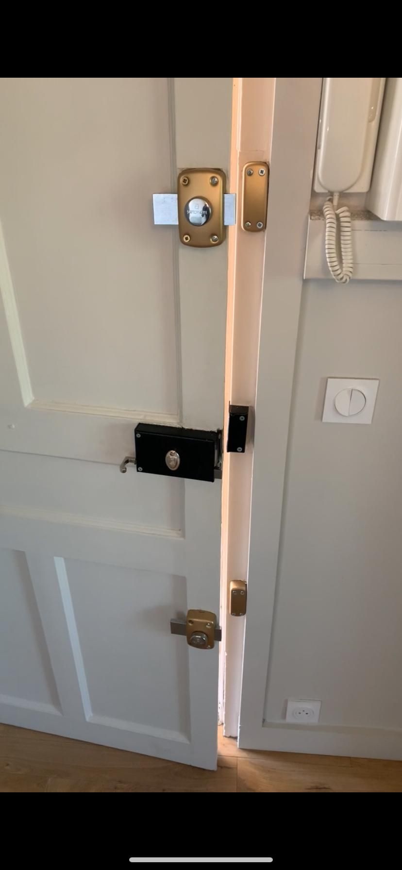 vous avez une porte bloquée à clichy ? intervention rapide et efficace par un serrurier professionnel pour ouvrir votre porte sans dégâts. disponible 24h/24 et 7j/7.