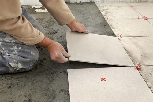 découvrez nos conseils pratiques et astuces pour réussir la pose de carrelage : préparation du support, choix des matériaux, étapes et finitions pour un résultat professionnel.