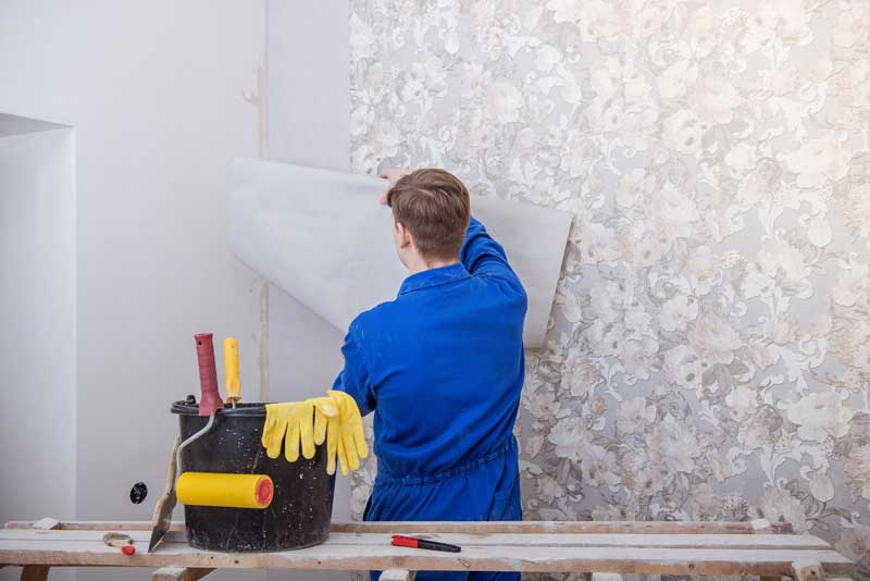 découvrez nos conseils et astuces pour une pose de papier peint réussie : préparation des murs, choix du papier, techniques d'application et finitions impeccables pour sublimer votre intérieur.
