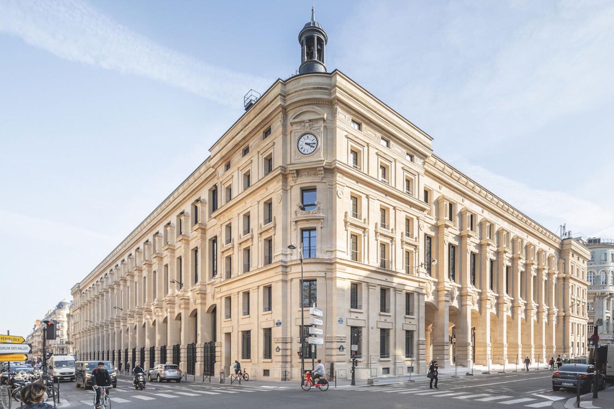 d&eacute;couvrez la m&eacute;tamorphose de la poste du louvre, un b&acirc;timent embl&eacute;matique revisit&eacute; et divis&eacute; pour de nouveaux usages alliant patrimoine et modernit&eacute;.