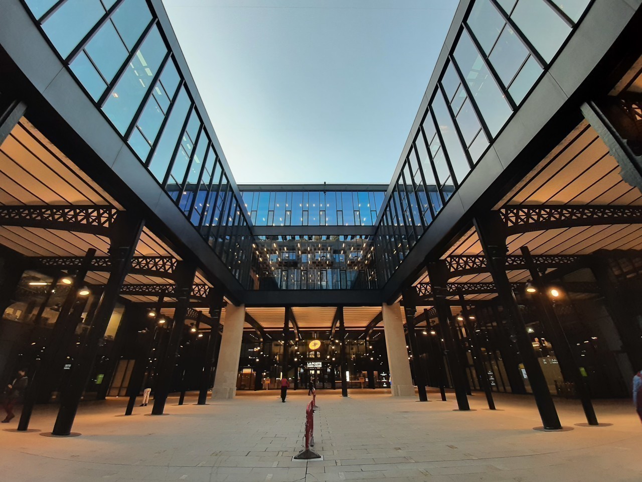 d&eacute;couvrez la transformation de la poste du louvre avec 'm&eacute;tamorphose divis&eacute;e', un projet innovant qui sublime l'architecture et l'histoire de ce lieu embl&eacute;matique au c&oelig;ur de paris.
