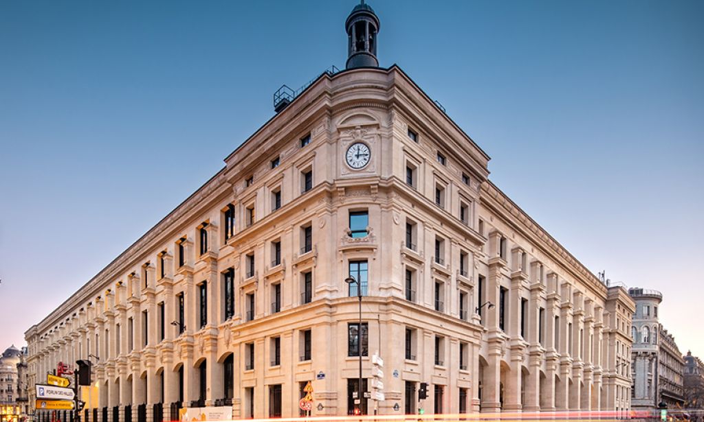 d&eacute;couvrez comment la poste du louvre a &eacute;t&eacute; transform&eacute;e et r&eacute;invent&eacute;e gr&acirc;ce &agrave; une m&eacute;tamorphose ambitieuse, cr&eacute;ant de nouveaux espaces et usages divis&eacute;s entre commerces, bureaux et services dans un lieu embl&eacute;matique du centre de paris.