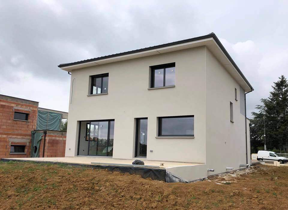 d&eacute;couvrez tout ce qu'il faut savoir sur le ravalement de fa&ccedil;ades : techniques, &eacute;tapes, r&eacute;glementations et conseils pour pr&eacute;server l&rsquo;esth&eacute;tique et la durabilit&eacute; de votre habitation.