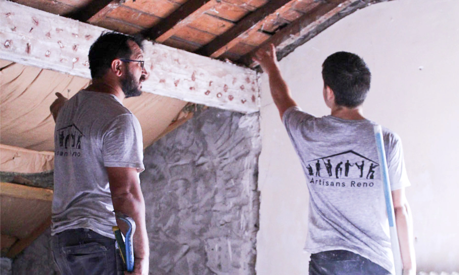 d&eacute;couvrez comment la r&eacute;novation artisanale apporte authenticit&eacute; et savoir-faire &agrave; vos projets. profitez d&rsquo;un accompagnement personnalis&eacute; pour transformer et valoriser votre habitat gr&acirc;ce &agrave; des artisans passionn&eacute;s.