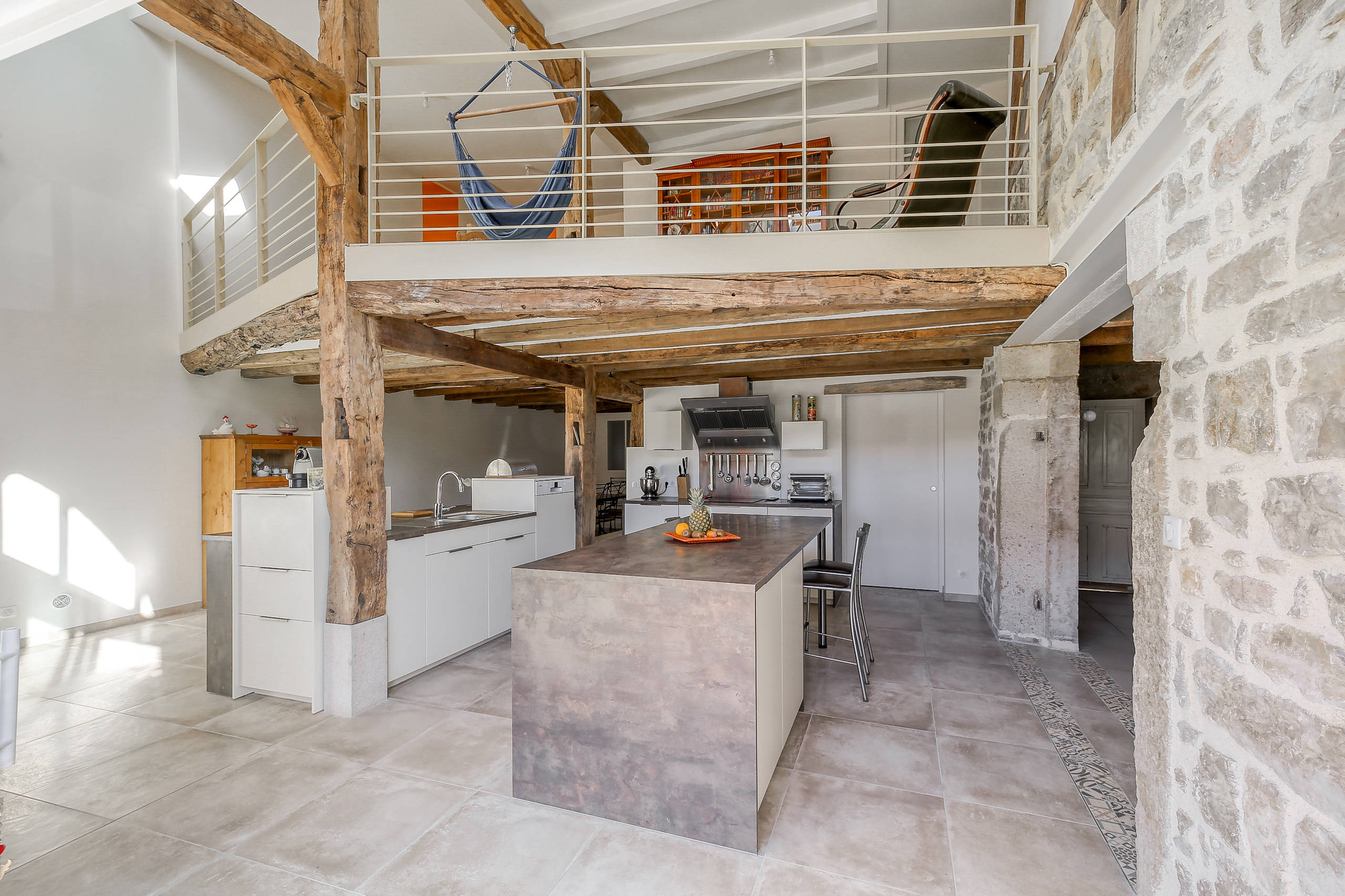 transformez votre grange en un espace de vie moderne et confortable ! d&eacute;couvrez nos conseils et astuces pour r&eacute;ussir la r&eacute;novation de votre grange, des id&eacute;es d&rsquo;am&eacute;nagement aux d&eacute;marches administratives.