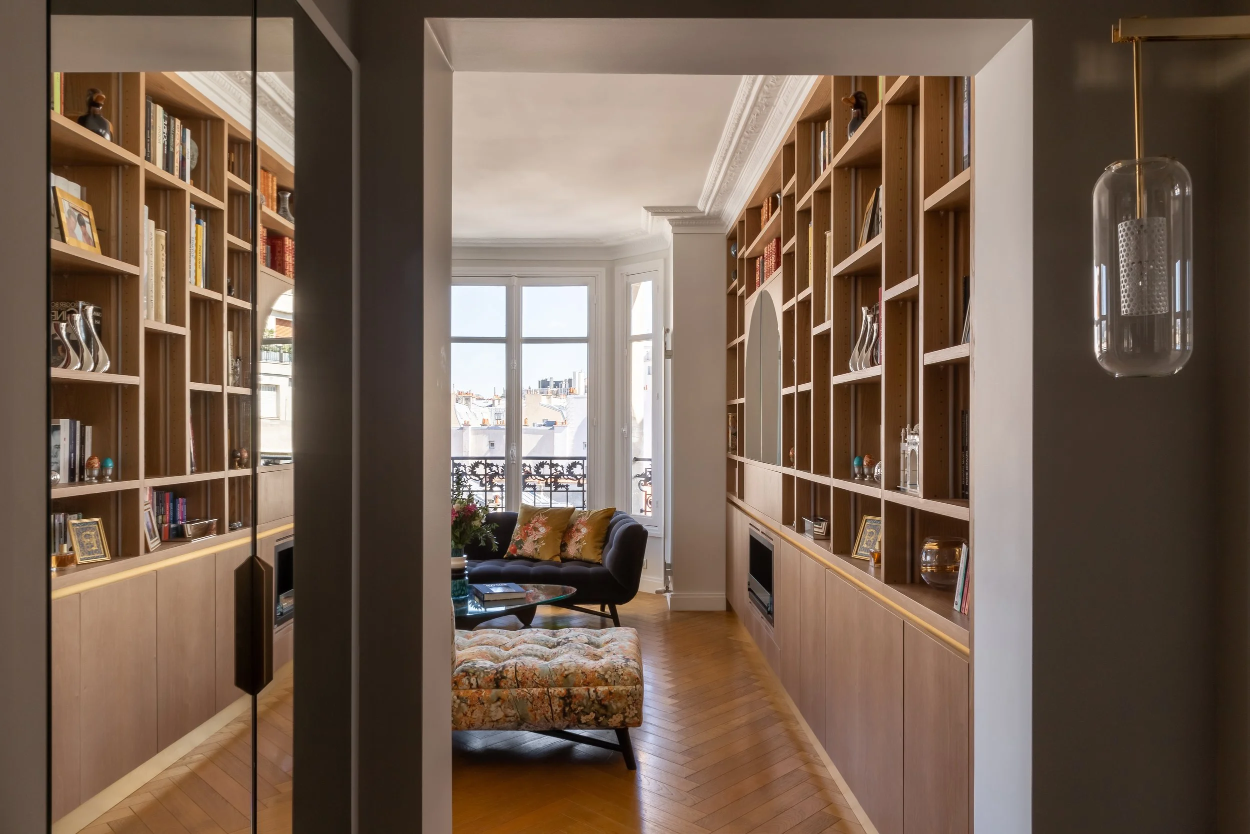 confiez votre projet de rénovation intérieure de luxe à puteaux à notre équipe d'experts. design sur-mesure, matériaux haut de gamme et finitions exceptionnelles pour un intérieur élégant et raffiné.