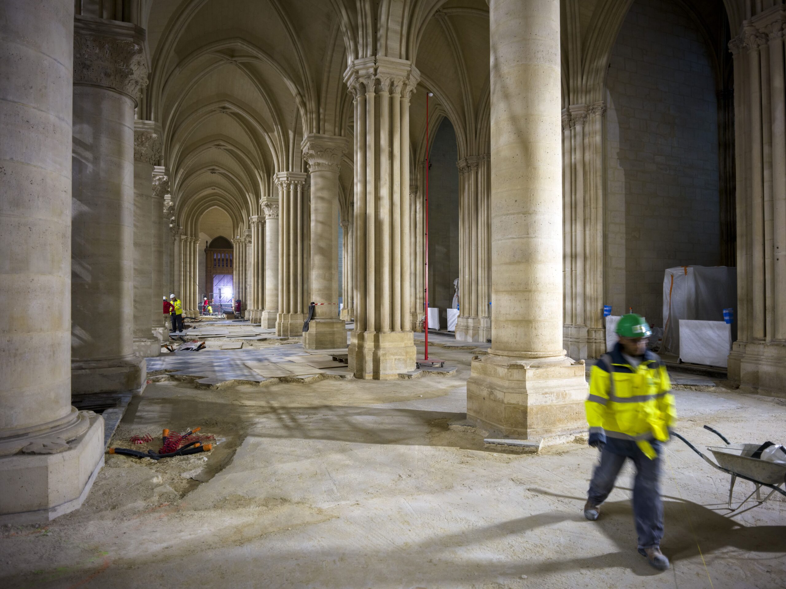 d&eacute;couvrez les ambitions et les avanc&eacute;es du projet de r&eacute;novation de notre-dame, pr&eacute;vu pour 2030. suivez l'&eacute;volution de ce chantier embl&eacute;matique au c&oelig;ur de paris, symbole du patrimoine fran&ccedil;ais.