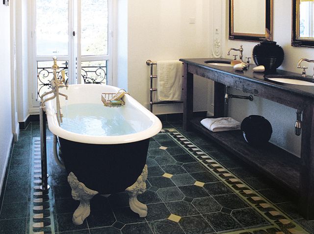 d&eacute;couvrez l'&eacute;l&eacute;gance d'une salle de bain 18e si&egrave;cle avec ses d&eacute;cors raffin&eacute;s, ses mat&eacute;riaux nobles et son ambiance r&eacute;tro &agrave; la fran&ccedil;aise. inspirez-vous de nos id&eacute;es pour recr&eacute;er ce style intemporel chez vous.