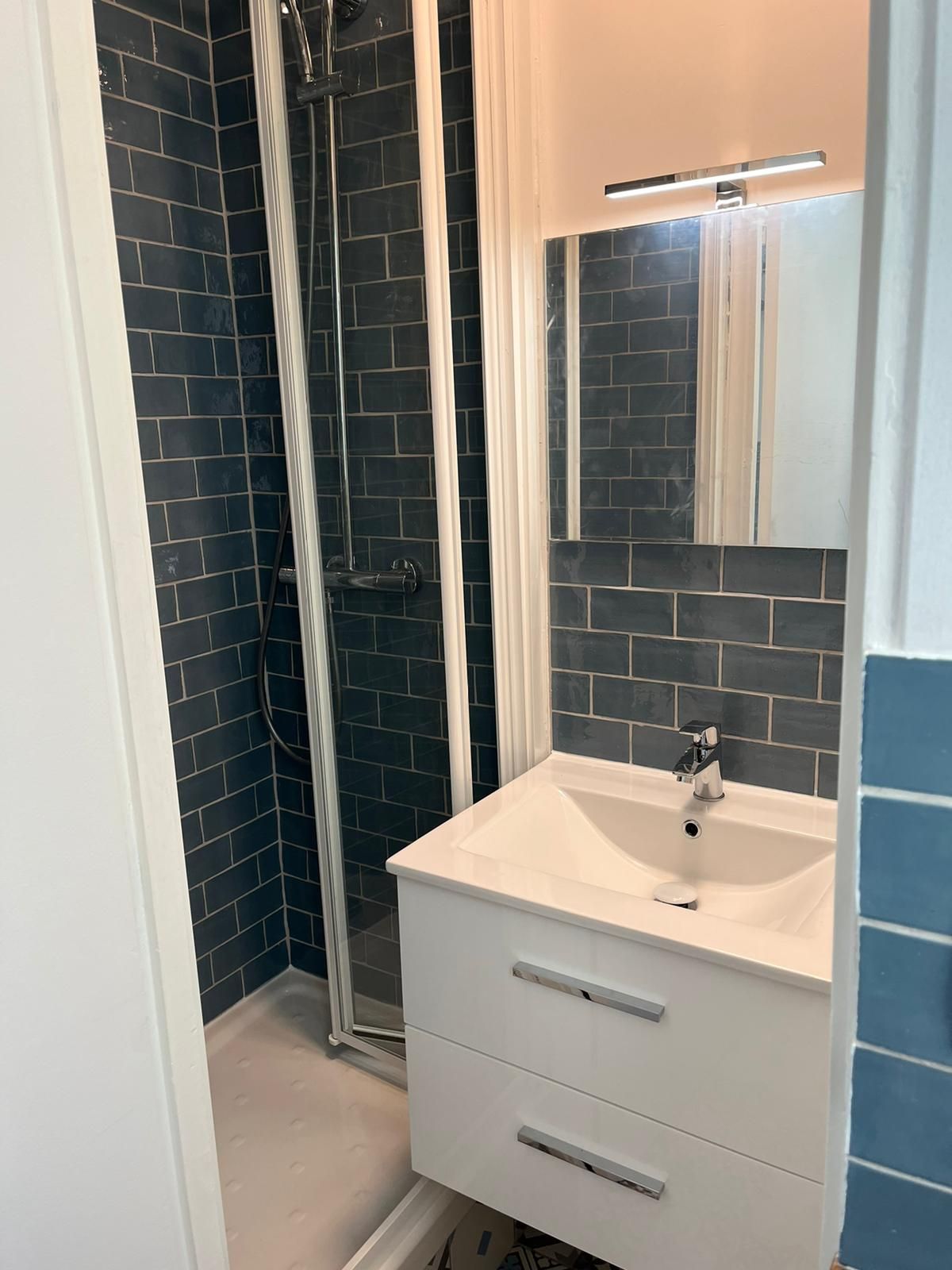 d&eacute;couvrez une salle de bain &eacute;l&eacute;gante dans le 20e arrondissement de paris : design moderne, mat&eacute;riaux de qualit&eacute;, et ambiance raffin&eacute;e pour un espace de d&eacute;tente unique.