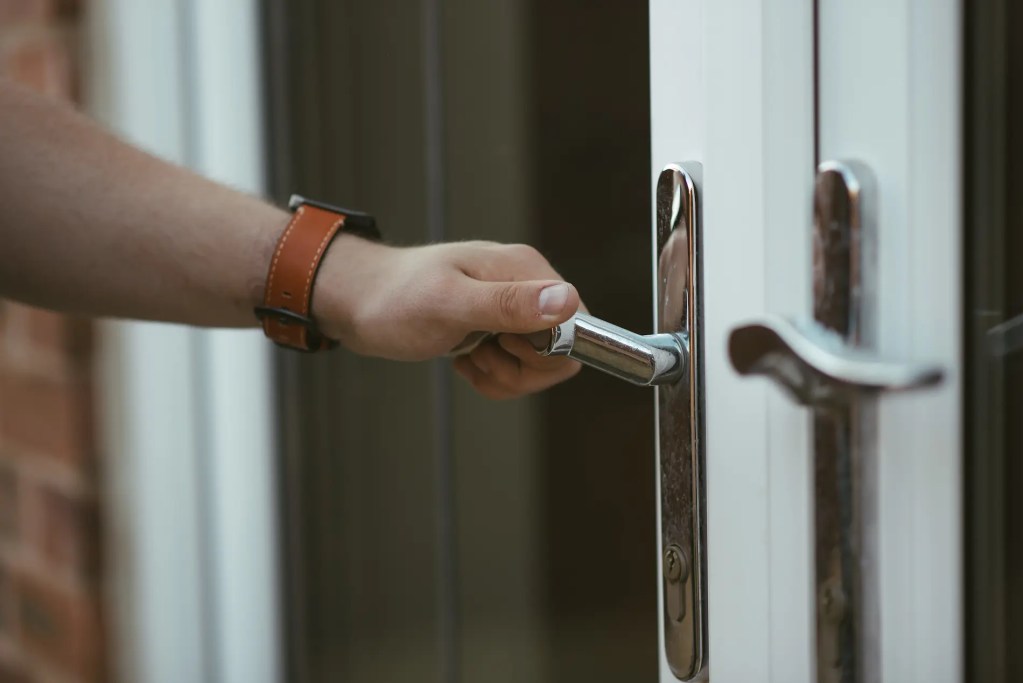 besoin d'une intervention rapide en serrurerie &agrave; garches ? service d'urgence disponible 24h/24 pour ouverture de porte, r&eacute;paration ou remplacement de serrure. devis gratuit et intervention express !