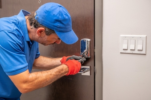 besoin d’un serrurier en urgence à courbevoie ? intervention rapide 24h/24 et 7j/7 pour ouverture de porte, dépannage et sécurisation. devis gratuit !