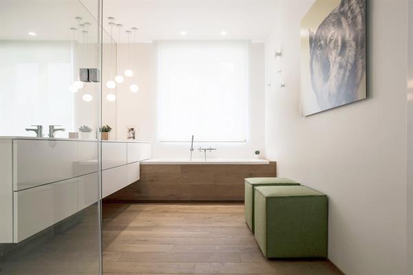 découvrez un studio parisien situé dans le 75009, doté d'une salle de bain stylée alliant modernité et élégance pour un confort optimal au cœur de paris.