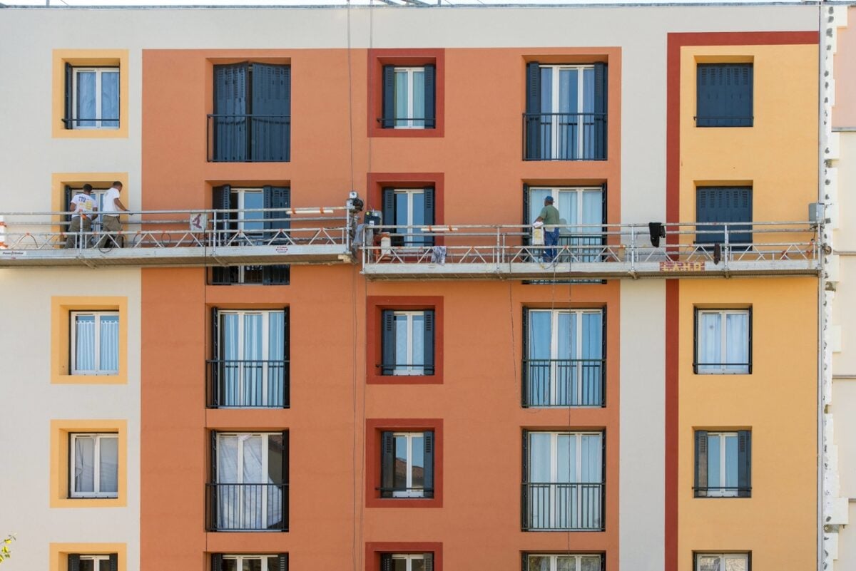 d&eacute;couvrez les tarifs 2025 pour le ravalement de fa&ccedil;ade &agrave; paris : conseils, prix moyens au m&sup2;, aides financi&egrave;res et devis gratuits pour vos travaux.