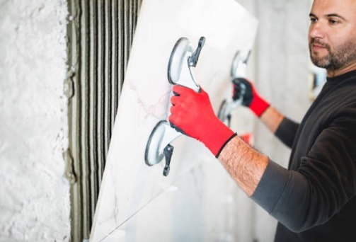découvrez les tarifs au m² des carreleurs, les facteurs qui influencent le prix de la pose de carrelage et des conseils pour comparer les devis et choisir le meilleur professionnel.