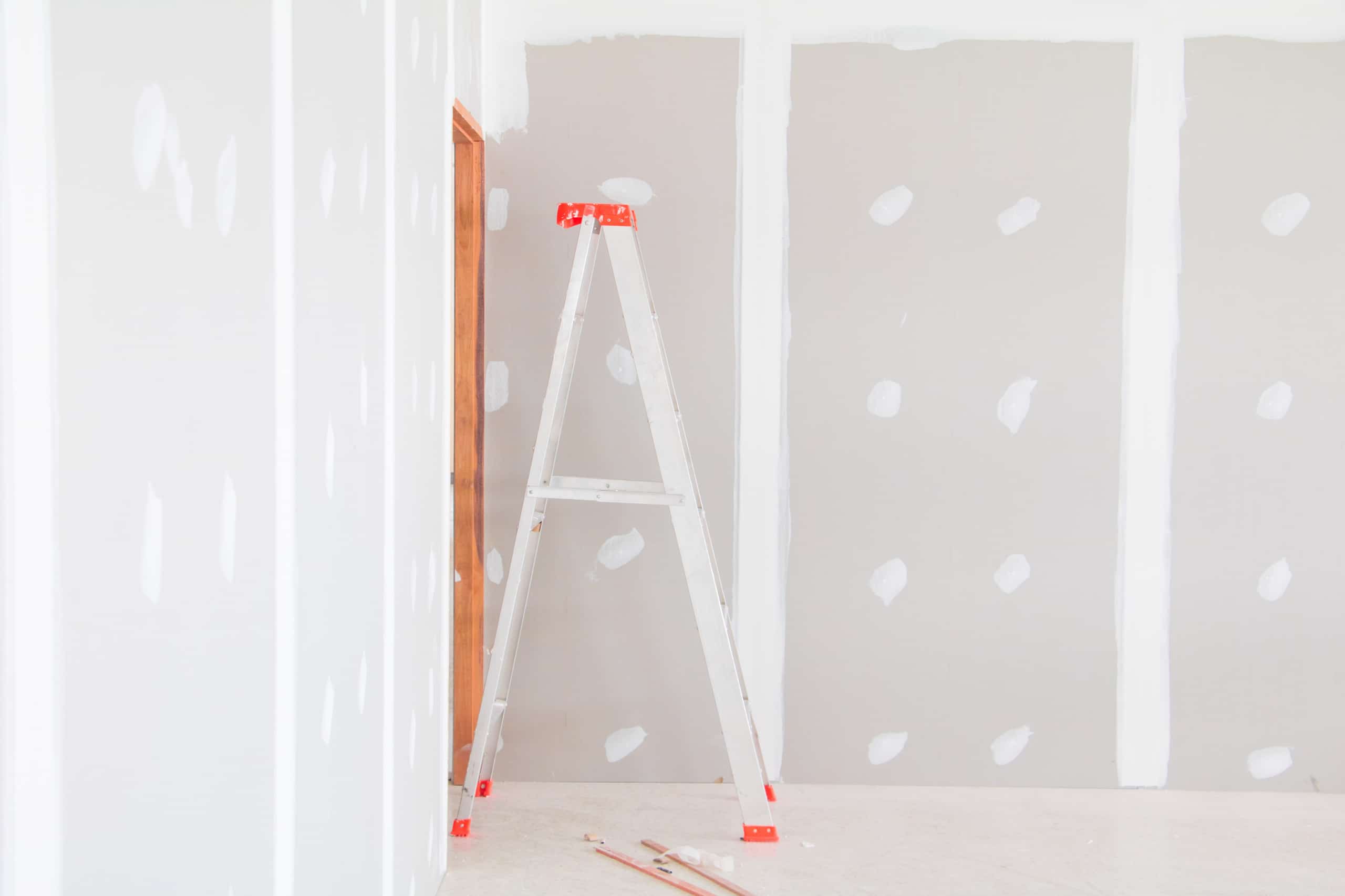 découvrez les tarifs au m² pour la pose et l'achat de placo : prix moyens, facteurs qui influencent le coût et conseils pour estimer votre budget travaux de plâtrerie.