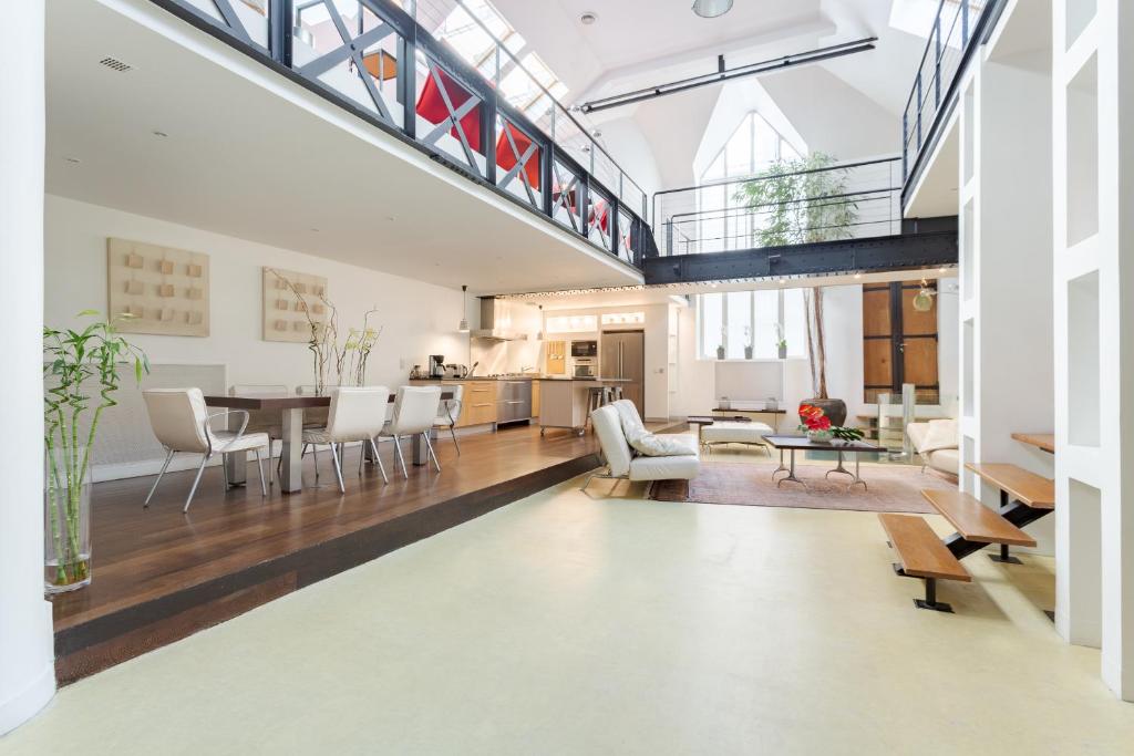 d&eacute;couvrez comment transformer un loft dans le 10&egrave;me arrondissement de paris en un espace de vie moderne, lumineux et fonctionnel. id&eacute;es d&rsquo;am&eacute;nagement, conseils d&eacute;co et inspirations pour optimiser chaque m&egrave;tre carr&eacute;.