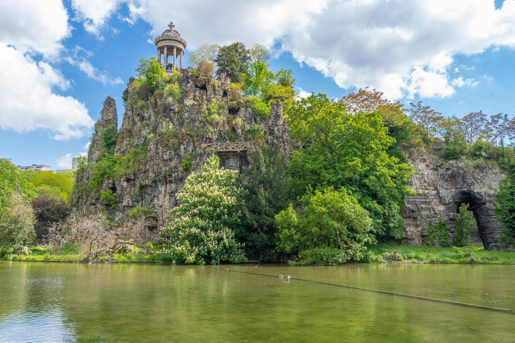 d&eacute;couvrez la transformation du parc des buttes-chaumont : un projet de r&eacute;novation et d&rsquo;am&eacute;nagement pour pr&eacute;server la biodiversit&eacute;, am&eacute;liorer les espaces verts et offrir de nouveaux &eacute;quipements aux visiteurs.