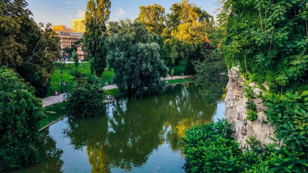 d&eacute;couvrez comment le parc des buttes-chaumont s&rsquo;est transform&eacute; au fil des ann&eacute;es : histoire, r&eacute;novations r&eacute;centes, nouveaux am&eacute;nagements et impact sur la vie parisienne.