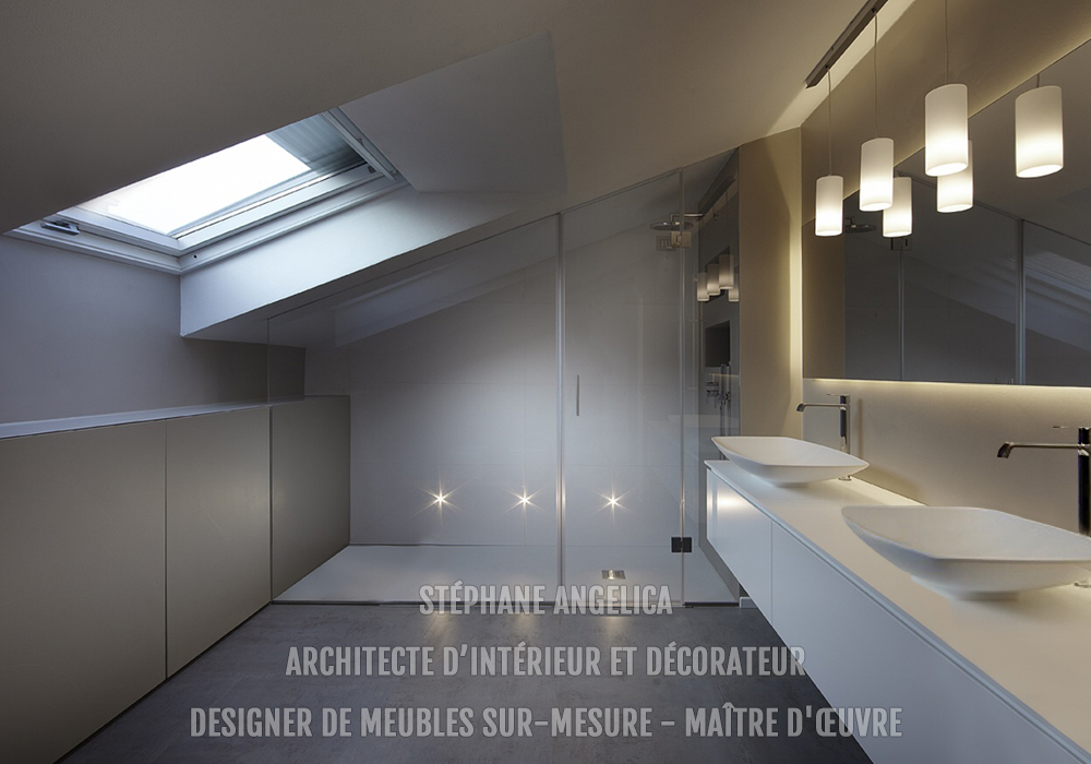 d&eacute;couvrez la transformation sur-mesure d'une salle de bain mansard&eacute;e dans le 11e arrondissement de paris : optimisation de l'espace, design moderne et solutions adapt&eacute;es aux toits inclin&eacute;s.