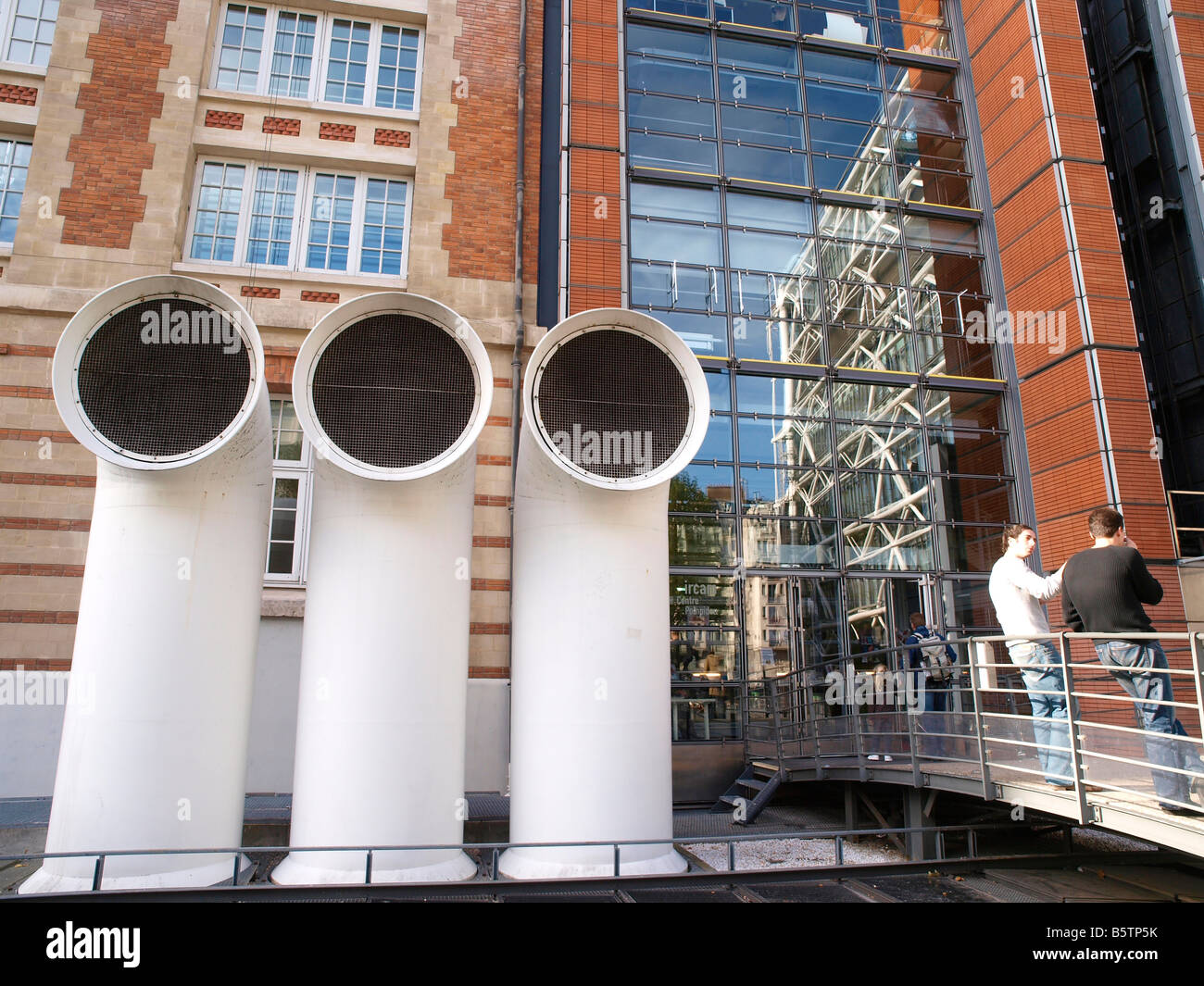 découvrez la bibliothèque pompidou temporaire : un espace culturel innovant offrant livres, expositions et ateliers au cœur de la ville. une destination incontournable pour tous les amoureux de la lecture et de la culture.