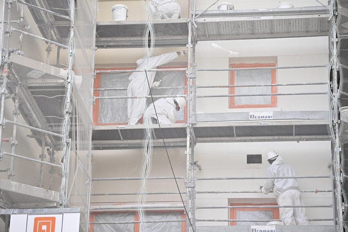 d&eacute;couvrez tout ce qu'il faut savoir sur le budget pour un ravalement de fa&ccedil;ade &agrave; paris en 2025 : prix moyens, conseils et astuces pour estimer et optimiser vos d&eacute;penses.