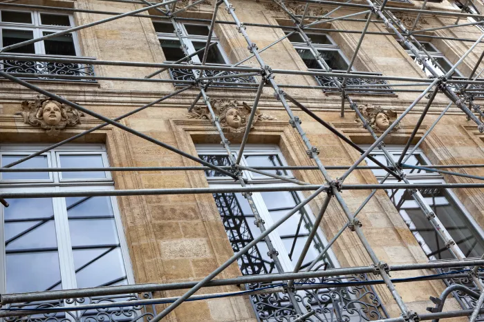 découvrez tout ce qu'il faut savoir sur le budget à prévoir pour un ravalement de façade à paris en 2025 : prix moyens, conseils pour estimer les coûts et astuces pour optimiser vos dépenses.