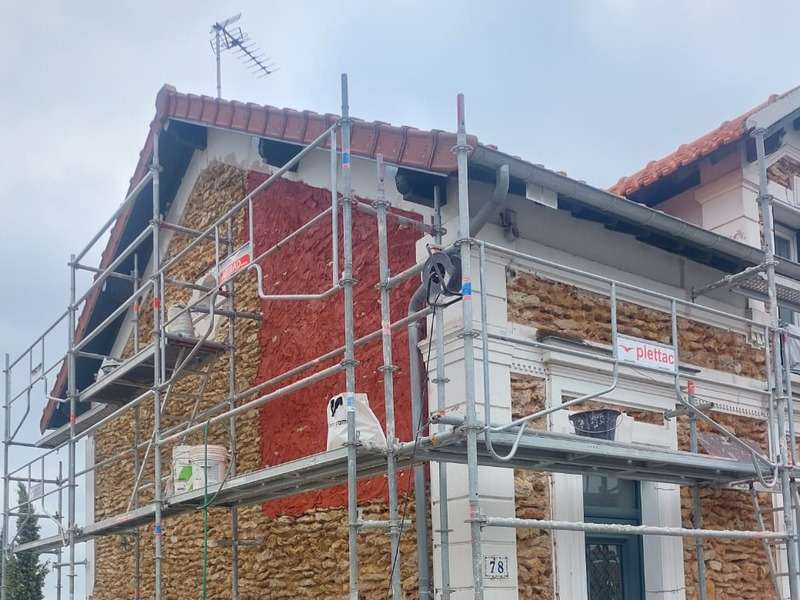 découvrez le coût moyen d’un ravalement de façade de 100m2 à paris en 2025, les facteurs de prix et conseils pour optimiser votre budget lors de vos travaux.