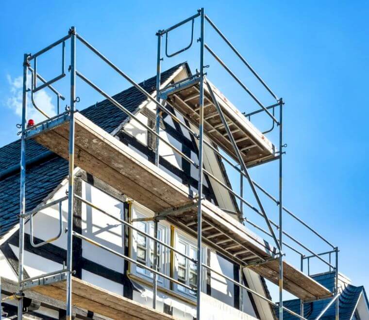 découvrez tout ce qu'il faut savoir sur le coût de rénovation des façades : prix moyens au m², facteurs influençant le budget, conseils pour bien estimer votre projet et aides disponibles en 2024.