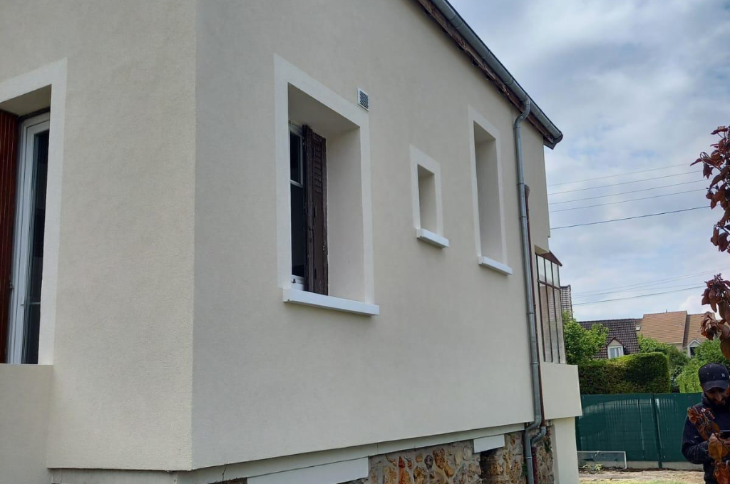 découvrez tout ce qu'il faut savoir sur le coût de la rénovation de façades : prix moyens, facteurs influençant le budget, conseils pour réduire les dépenses et réussir vos travaux de rénovation extérieure.