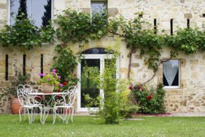 découvrez comment estimer le coût de la rénovation d'une maison ancienne : budget moyen, principaux postes de dépenses et conseils pour réussir vos travaux en toute sérénité.