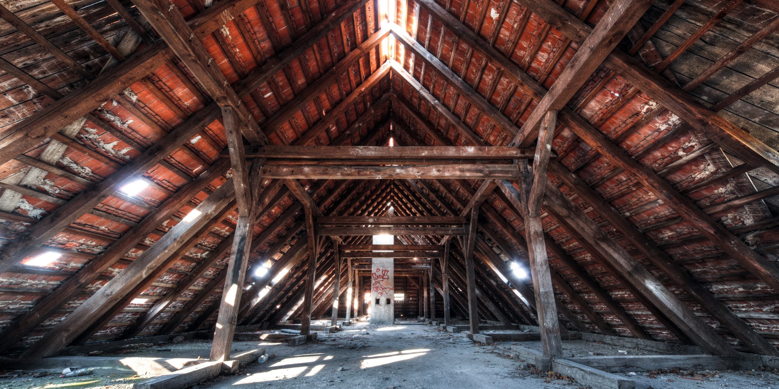 d&eacute;couvrez tout sur le co&ucirc;t d&rsquo;une toiture en 2025 : prix moyens, facteurs qui influencent le budget, conseils pour bien estimer vos travaux et comparer les devis de couvreurs.