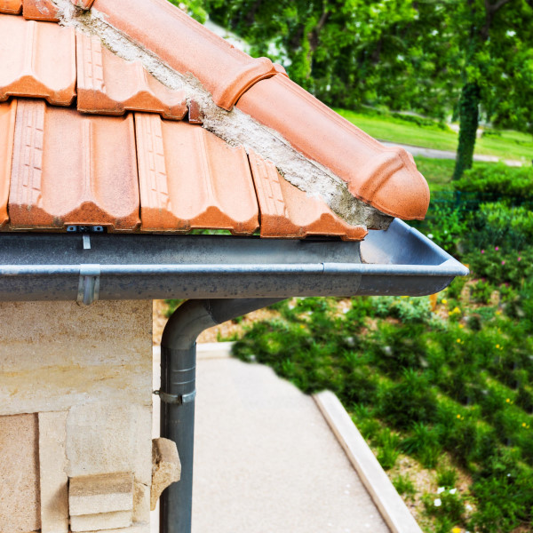 d&eacute;couvrez tout ce qu'il faut savoir sur le co&ucirc;t d'une toiture : prix au m&sup2;, facteurs d'influence, conseils pour estimer et optimiser votre budget r&eacute;novation ou construction.