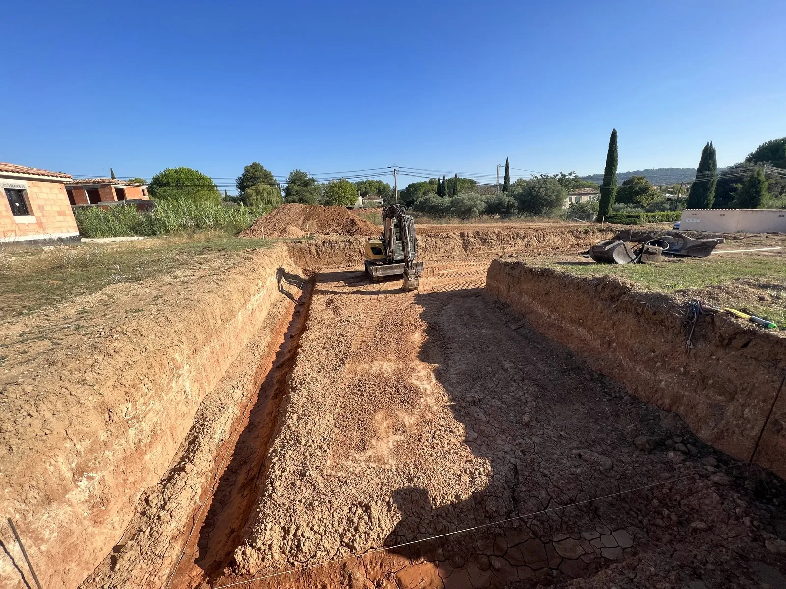 découvrez tout sur les coûts de terrassement : prix moyens, facteurs influençant le budget et conseils pour réussir vos travaux de préparation du terrain.