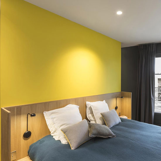 d&eacute;couvrez les tendances 2025 en peinture pour chambre adulte : id&eacute;es couleurs modernes, astuces d&eacute;co et conseils pour cr&eacute;er un espace &eacute;l&eacute;gant et relaxant.