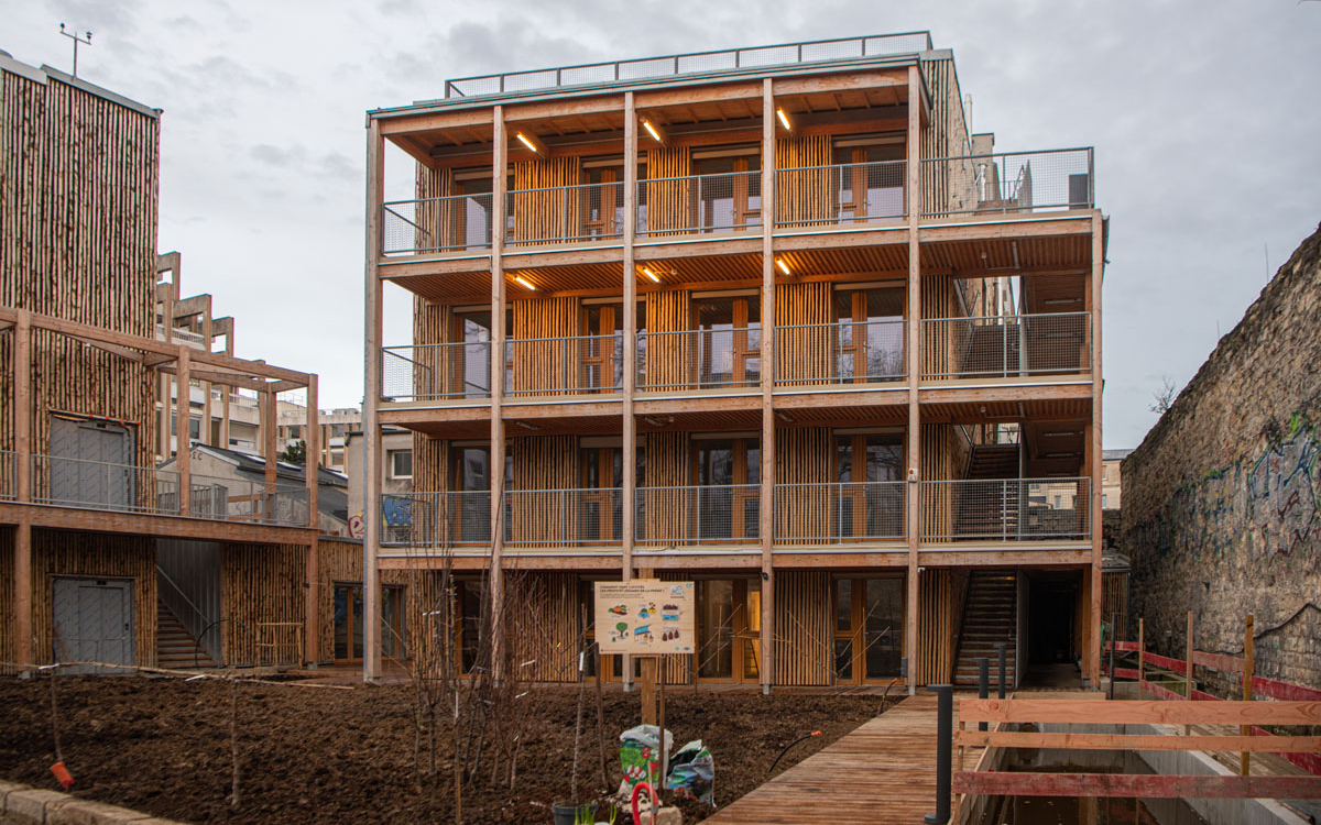 d&eacute;couvrez en 2025 les diff&eacute;rences entre permis et d&eacute;claration de travaux, et obtenez des conseils pour choisir la d&eacute;marche adapt&eacute;e &agrave; votre projet de construction ou de r&eacute;novation.