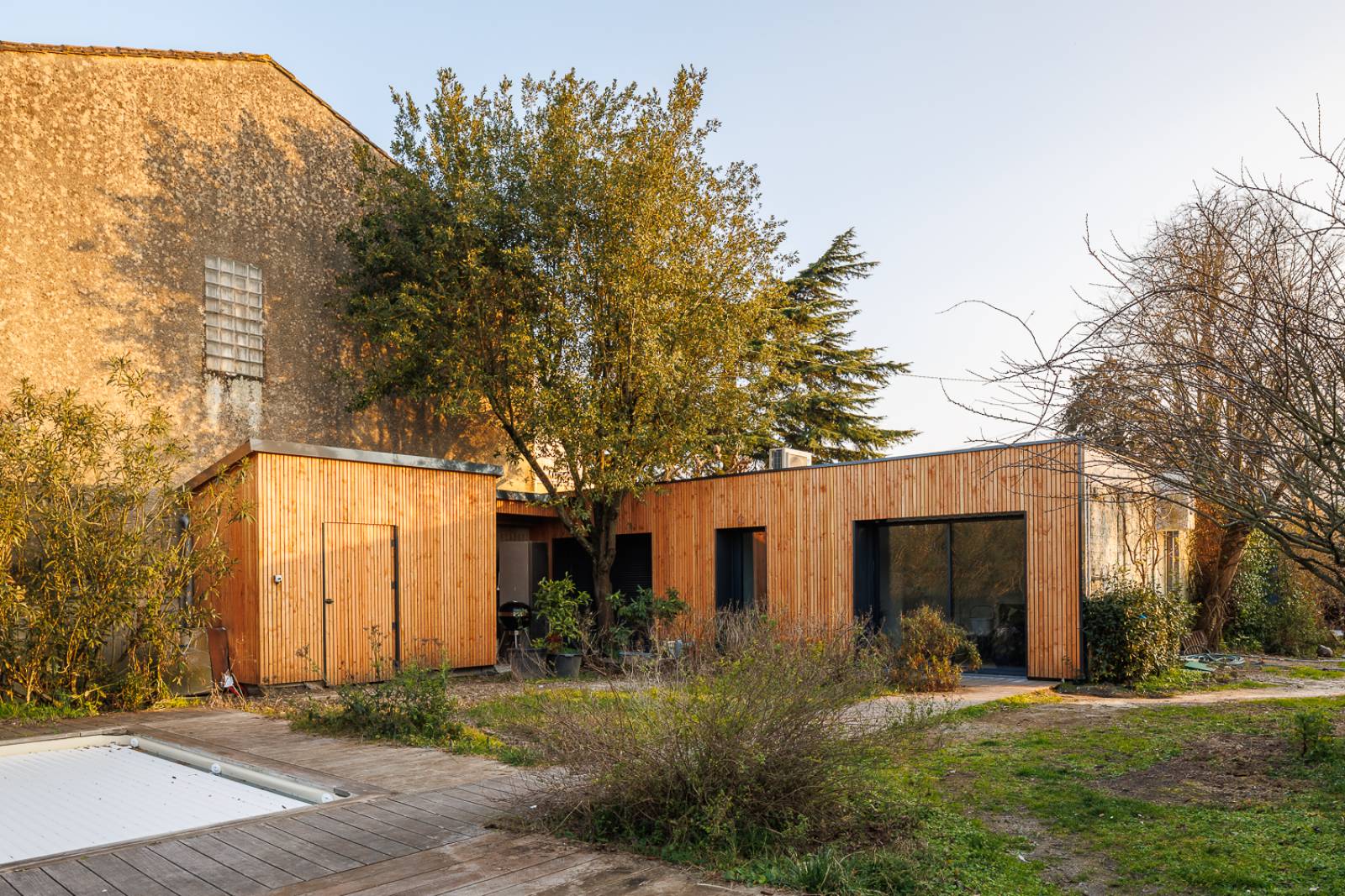 d&eacute;couvrez le co&ucirc;t moyen d'une extension de 20m2 avec toit plat : prix au m2, facteurs impactant le budget et conseils pour estimer votre projet d'agrandissement.