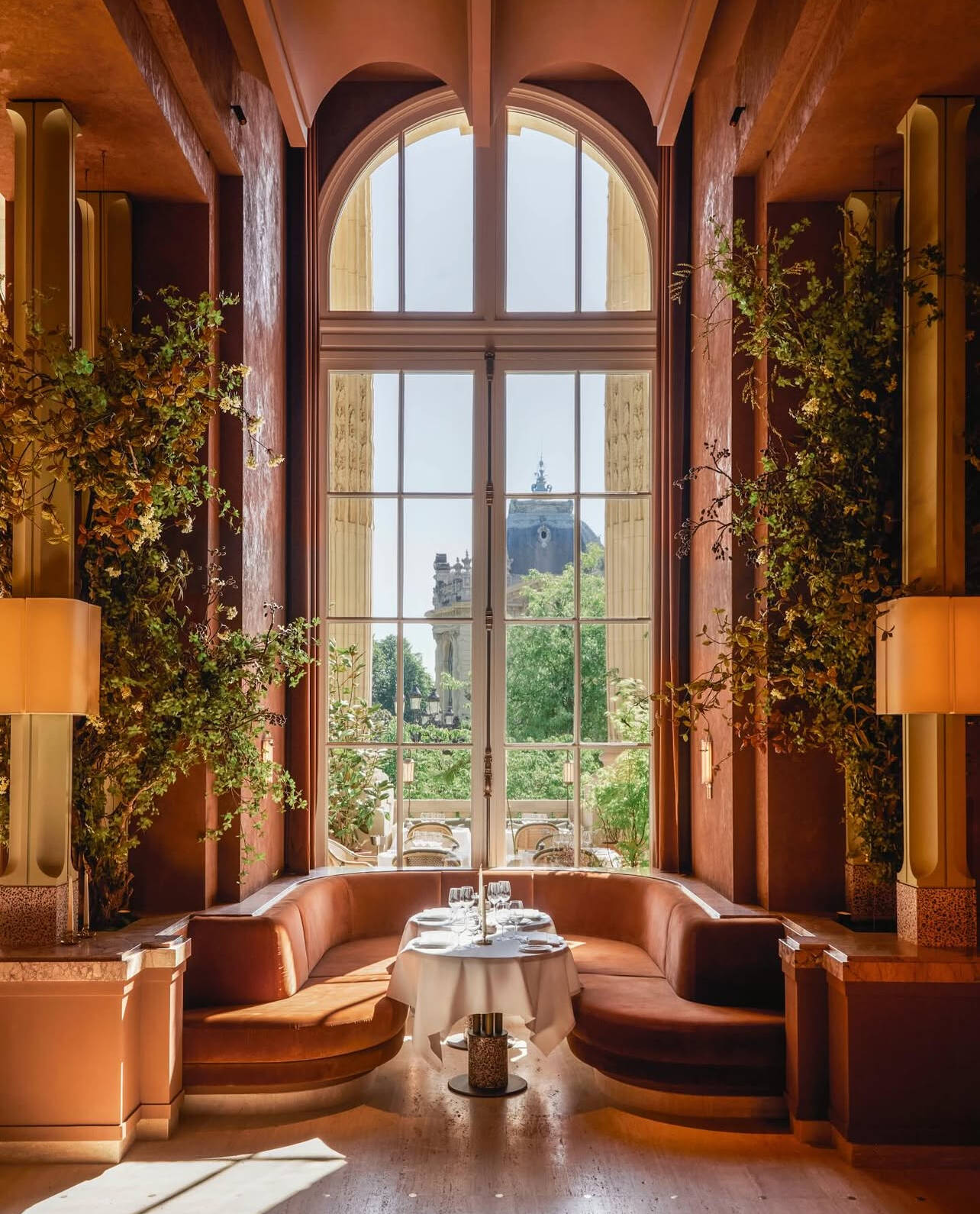 d&eacute;couvrez la renaissance du grand palais, ce monument historique embl&eacute;matique de paris, &agrave; travers sa restauration spectaculaire et sa r&eacute;ouverture tant attendue. plongez dans l&rsquo;histoire, l&rsquo;architecture et les nouveaux &eacute;v&eacute;nements culturels du grand palais r&eacute;nov&eacute;.