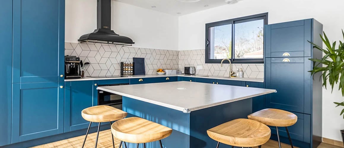 découvrez tous nos conseils et inspirations pour la rénovation de votre cuisine : idées de design, choix des matériaux, étapes clés et astuces pour transformer cet espace en une pièce moderne, fonctionnelle et conviviale.