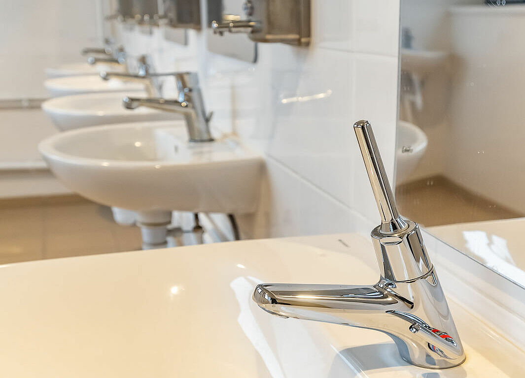 confiez votre rénovation sanitaire à clichy à des experts qualifiés ! modernisez votre salle de bain ou vos installations de plomberie avec des solutions sur-mesure, fiables et rapides. demandez votre devis gratuit dès maintenant.