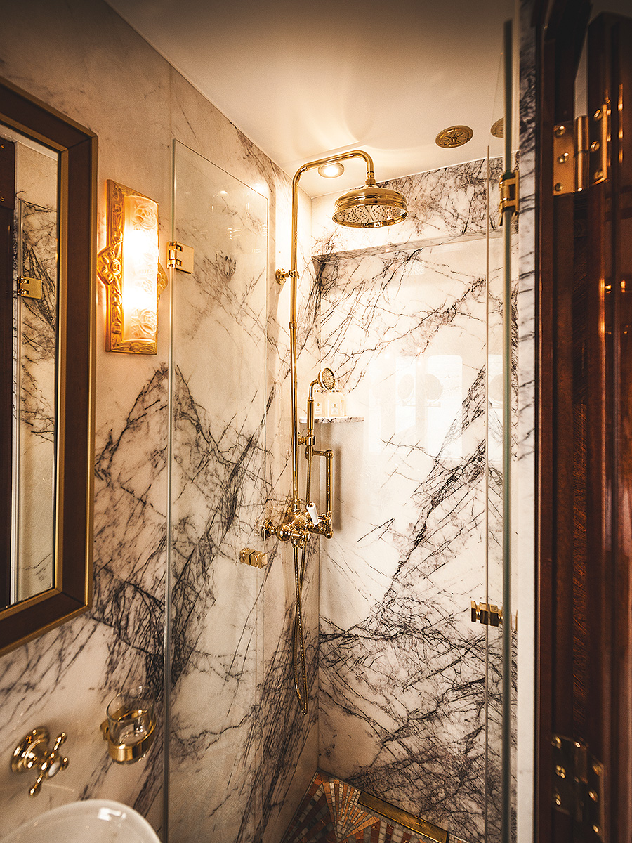 d&eacute;couvrez des salles de bain &eacute;l&eacute;gantes &agrave; paris 17, con&ccedil;ues avec des mat&eacute;riaux harmonieux pour allier confort et esth&eacute;tique. inspirez-vous pour am&eacute;nager un espace moderne et raffin&eacute;.