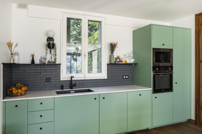 découvrez comment rénover et transformer une cuisine de copropriété datant du 19ème siècle avec des conseils pratiques, des idées modernes et des solutions adaptées aux contraintes architecturales.