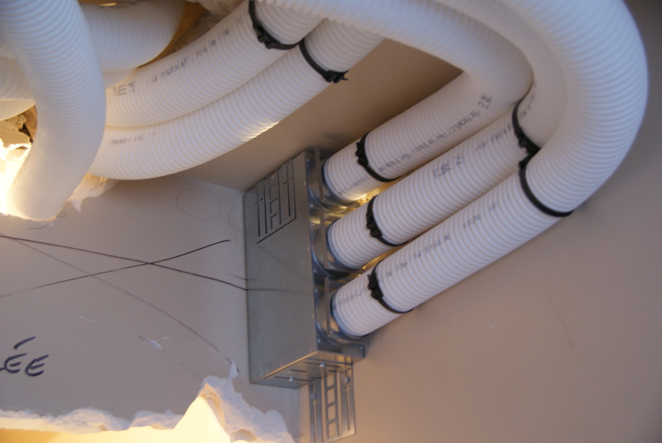 d&eacute;couvrez l'importance d'une ventilation efficace lors de la r&eacute;novation de votre cuisine. conseils, solutions et astuces pour un air sain et une cuisine moderne.